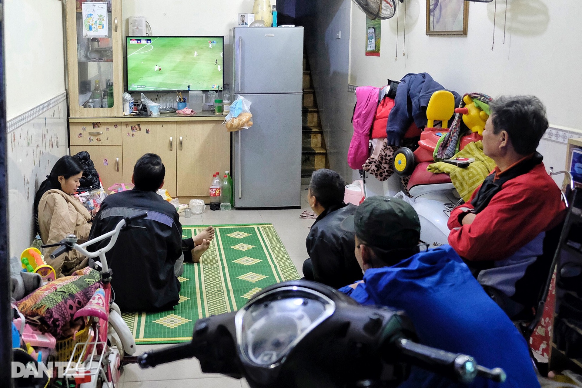 Người hâm mộ gục đầu tiếc nuối khi Việt Nam trở thành cựu vương tại AFF Cup - 2 Người hâm mộ gục đầu tiếc nuối khi Việt Nam trở thành cựu vương tại AFF Cup - 2