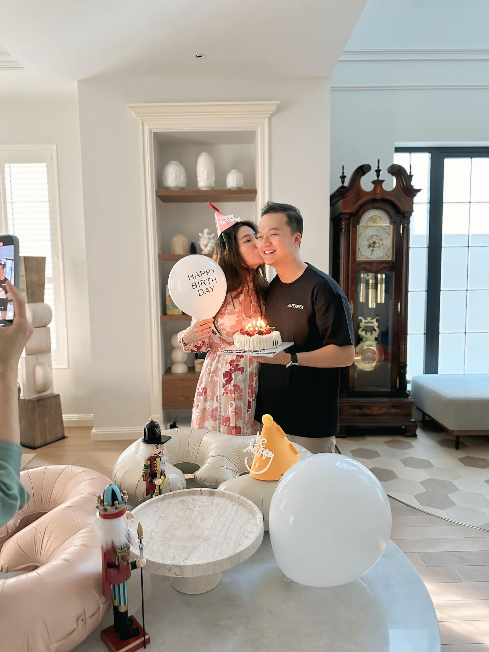 Diễm My 9X: Nhan sắc rạng rỡ sau khi sinh, được chồng doanh nhân cưng chiều - 9