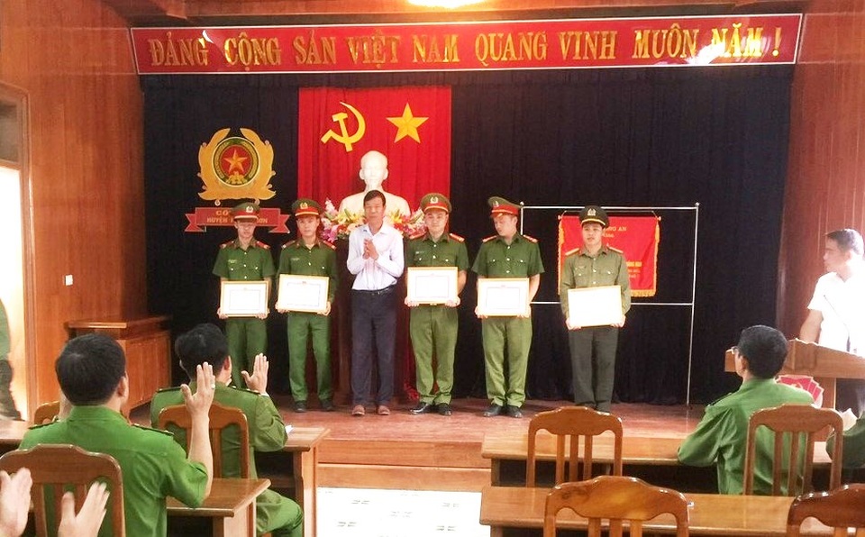 Bắt nhóm đối tượng làm giả giấy tờ, lừa đảo gần 7 tỷ đồng - 2 Bắt nhóm đối tượng làm giả giấy tờ, lừa đảo gần 7 tỷ đồng - 2