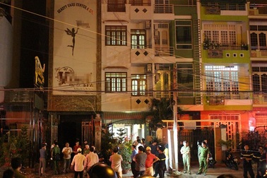 Cháy Spa trong đêm, cả khu phố hoảng loạn