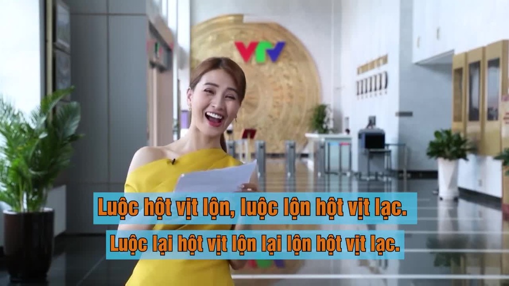 BTV Thời sự Hoài Anh, Thu Hà toát mồ hôi với câu hỏi chính tả tiếng Việt - 3 BTV Thời sự Hoài Anh, Thu Hà toát mồ hôi với câu hỏi chính tả tiếng Việt - 3