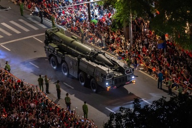 Xe tăng, tên lửa, UAV di chuyển oai hùng qua Quảng trường Ba Đình