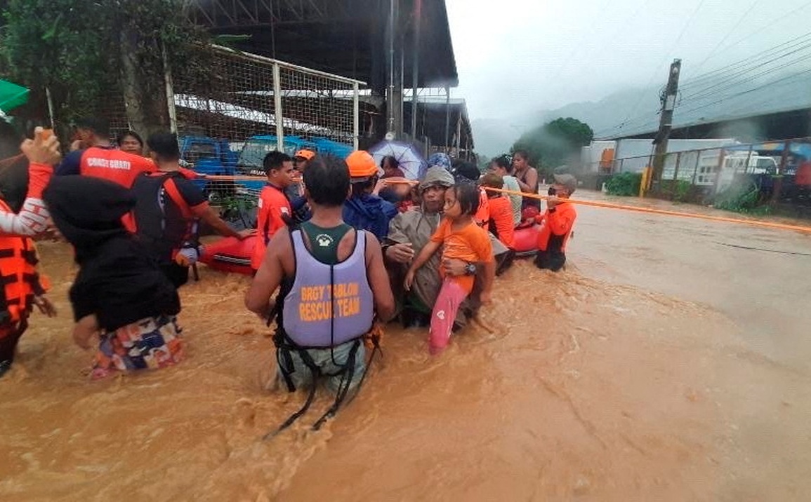 Bão Rai mạnh như quái vật đổ bộ Philippines, 90.000 dân cấp tập di tản - 6 Bão Rai mạnh như quái vật đổ bộ Philippines, 90.000 dân cấp tập di tản - 6