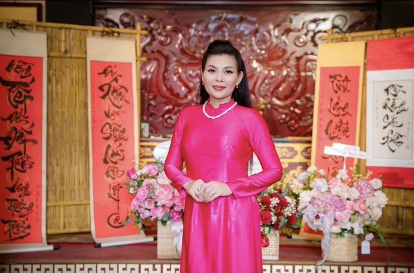 Suami Barat menangis ketika menonton Tet MV 3A - 1 Ngoc Anh Chồng Tây khóc khi xem MV Tết của Ngọc Anh 3A - 1