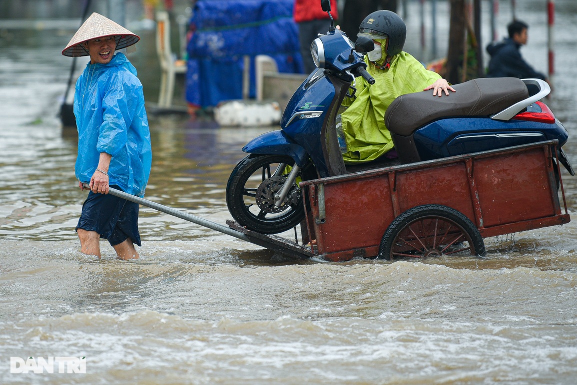 Hà Nội phố cũng như sông, dịch vụ chở người bằng xe bò kiếm bộn tiền - 4 Hà Nội phố cũng như sông, dịch vụ chở người bằng xe bò kiếm bộn tiền - 4
