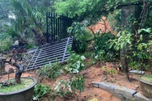 Nước lũ cuồn cuộn kéo theo bùn đất "lấp cổng" nhà dân, chặn đường đi lại