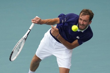 Bị loại ở tứ kết Miami Open, Medvedev lỡ hẹn ngôi số một thế giới