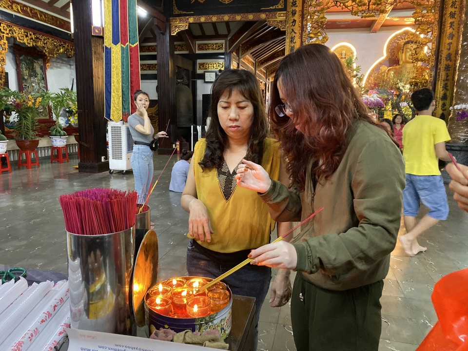 Sau giao thừa, nhiều người đi chùa cầu bình an - 9 Sau giao thừa, nhiều người đi chùa cầu bình an - 9