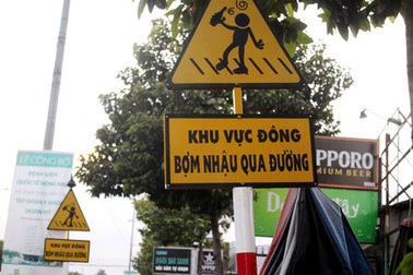 Biển báo lạ cảnh báo “Khu vực đông bợm nhậu qua đường”