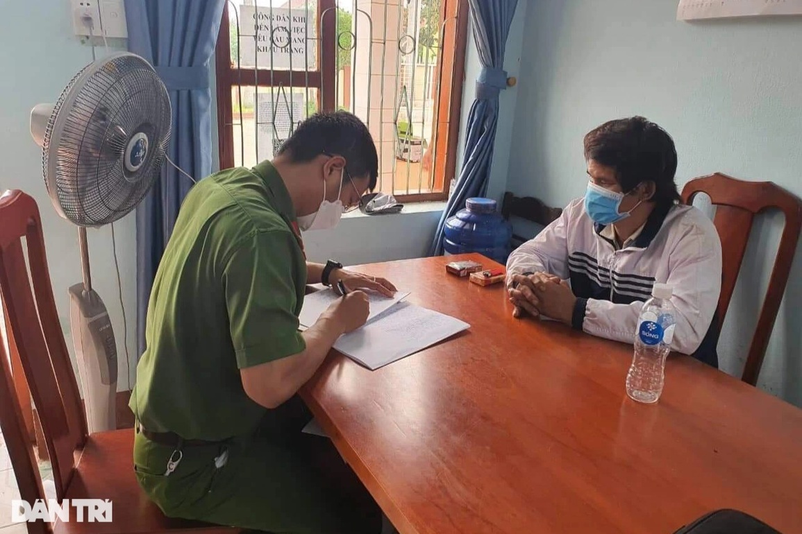 Đối tượng bị truy nã cố thủ, kề dao vào cổ đòi tự sát - 2 Đối tượng bị truy nã cố thủ, kề dao vào cổ đòi tự sát - 2
