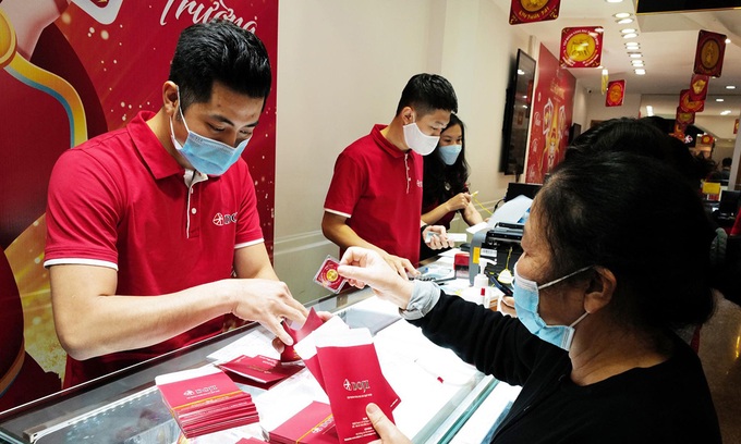 Ngày vía Thần Tài: Không còn cảnh chen lấn, xếp hàng dài mua vàng - Ảnh 1. Ngày vía Thần Tài: Không còn cảnh chen lấn, xếp hàng dài mua vàng - Ảnh 1.
