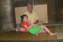 Ông già mù gánh vợ bệnh và con bại não