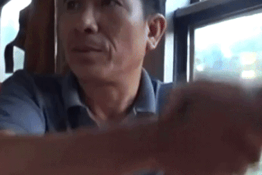 Được người lạ mời ăn trên tàu, khách Tây bất ngờ vì người Việt quá tốt tính