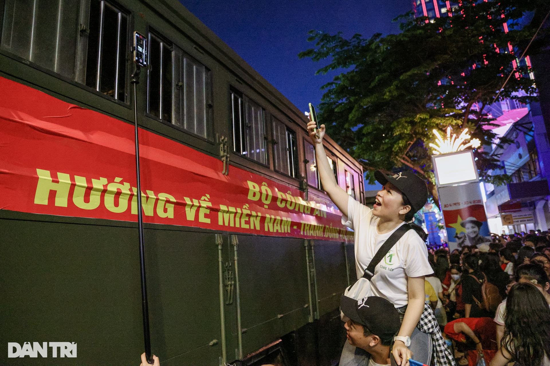 34 kỵ binh diễu hành, giao lưu với người dân trên phố đi bộ Nguyễn Huệ - 13 34 kỵ binh diễu hành, giao lưu với người dân trên phố đi bộ Nguyễn Huệ - 13