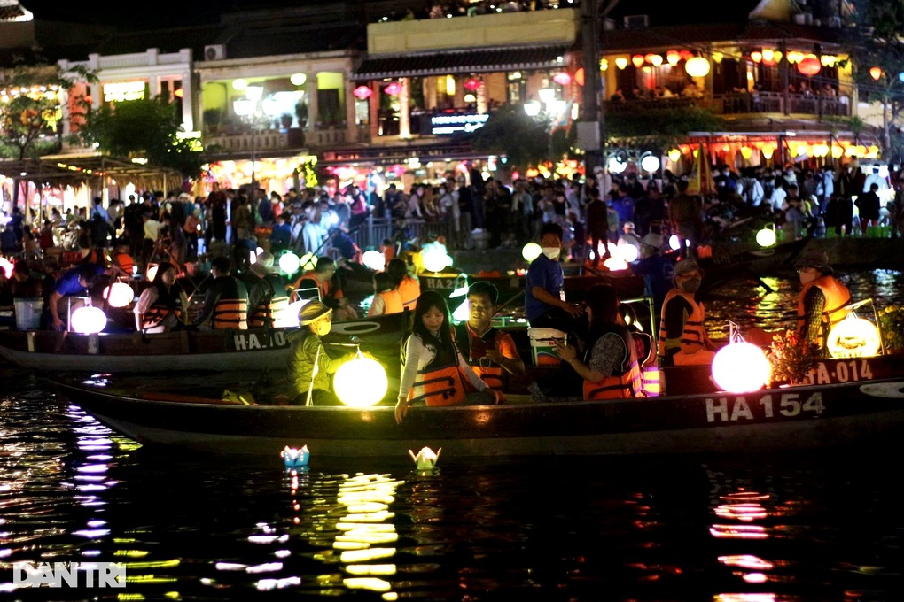 Người dân lễ Tết Nguyên tiêu, cầu lộc ở Hội An - 2 Người dân lễ Tết Nguyên tiêu, cầu lộc ở Hội An - 2