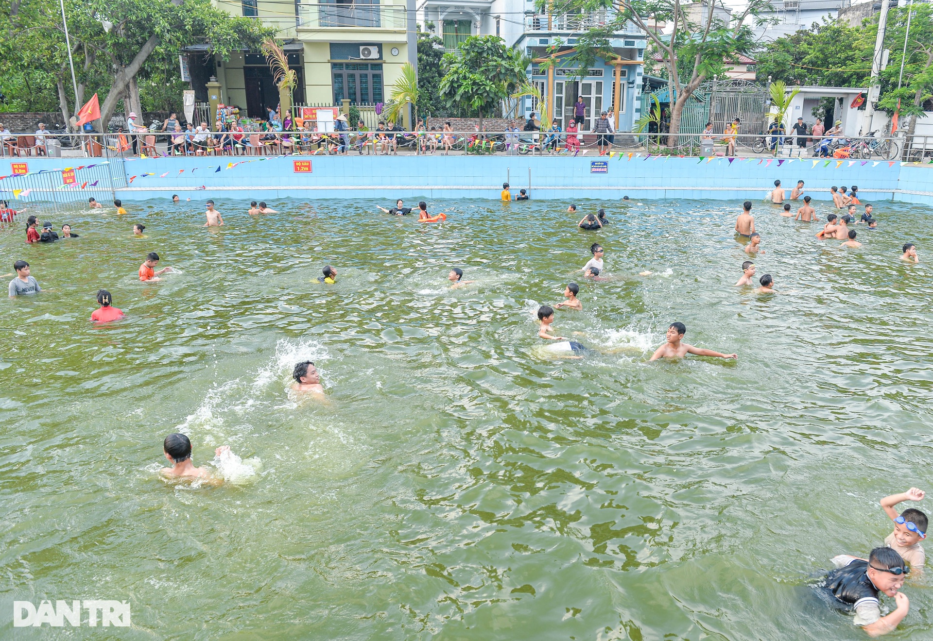 Hà Nội: Người dân ủng hộ 1,3 tỷ đồng biến ao làng thành ao bơi rộng 1.100m2 - 4 Hà Nội: Người dân ủng hộ 1,3 tỷ đồng biến ao làng thành ao bơi rộng 1.100m2 - 4