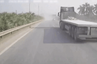 Cố vượt khi phía trước bụi mờ mịt, ô tô đâm vào đuôi xe vệ sinh môi trường