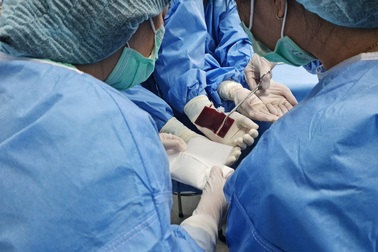 Cháu bé bị u nguyên bào võng mạc được chữa khỏi kỳ diệu