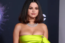 Selena Gomez khoe ngực căng đầy trên thảm đỏ American Music Awards