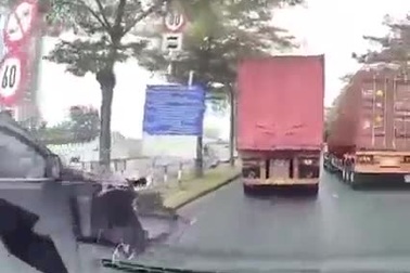 Xe bán tải toác đầu vì tranh đường với xe container
