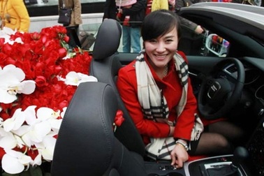 Lái siêu xe, tiểu thư treo biển tuyển người yêu làm CSGT