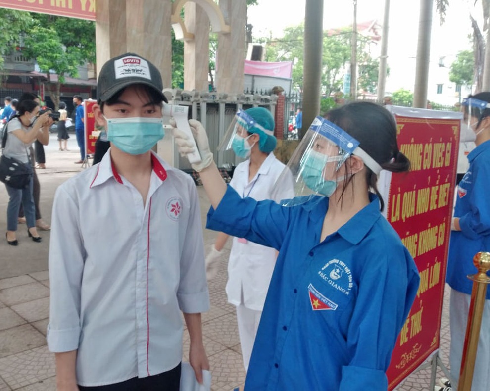 Vụ một thí sinh dương tính: Phê bình chủ tịch huyện, đề nghị kỷ luật cán bộ - 1 Vụ một thí sinh dương tính: Phê bình chủ tịch huyện, đề nghị kỷ luật cán bộ - 1