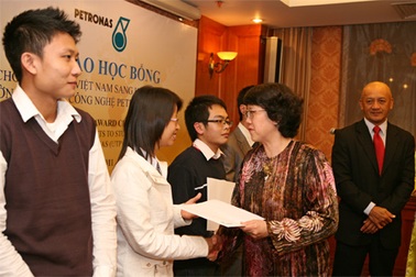 PETRONAS trao học bổng toàn phần cho 5 sinh viên