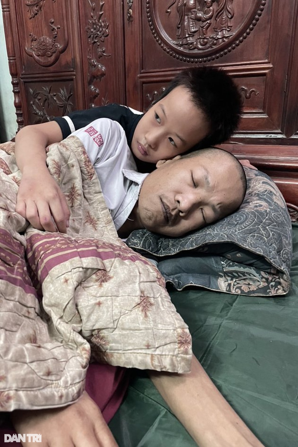 Xót thương cậu bé 8 tuổi nức nở cầu xin mọi người cứu bố bị ung thư hạch - 2 Xót thương cậu bé 8 tuổi nức nở cầu xin mọi người cứu bố bị ung thư hạch - 2
