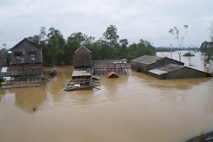 Phong Điền (Thừa Thiên Huế): Nước sông Ô Lâu ngập ngang nóc nhà, người dân thấp thỏm chờ lũ rút - Ảnh 1. Phong Điền (Thừa Thiên Huế): Nước sông Ô Lâu ngập ngang nóc nhà, người dân thấp thỏm chờ lũ rút - Ảnh 1.
