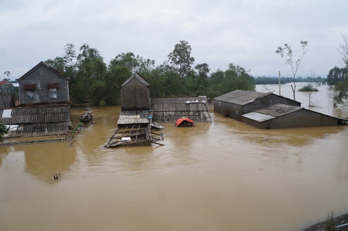 Phong Điền (Thừa Thiên Huế): Nước sông Ô Lâu ngập ngang nóc nhà, người dân thấp thỏm chờ lũ rút - Ảnh 1.