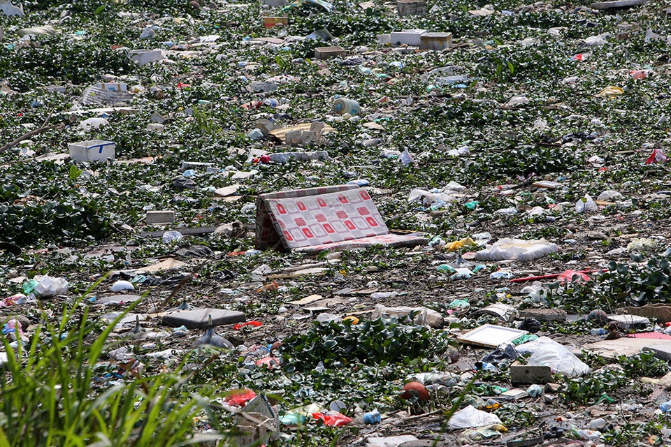 Hà Nội: Đống ngổn ngang khiếp đảm trên dòng sông Nhuệ - 9 Hà Nội: Đống ngổn ngang khiếp đảm trên dòng sông Nhuệ - 9