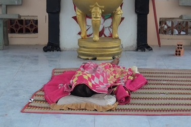 Một người đàn ông chết bất thường tại cửa đình