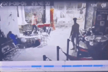 6 người lao vào đám tang đập phá đồ đạc, chém chủ nhà ở Bình Dương