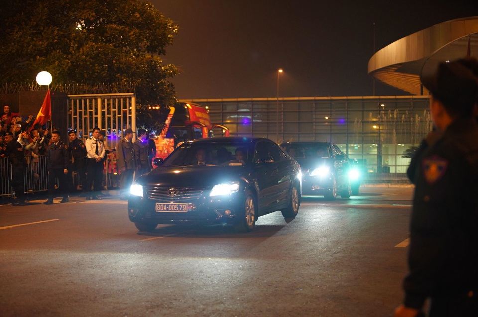 Khoảnh khắc đoàn xe đón các cầu thủ U22 Việt Nam tiến ra từ trong sân bay Nội Bài - 3