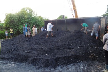 Xe tải lật ngửa, hàng chục tấn than đổ ra đường, giao thông tắc nghẽn