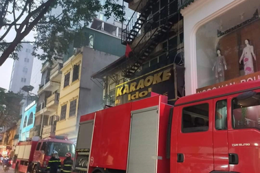 Cháy tầng 6 quán karaoke Idol ở Hà Nội