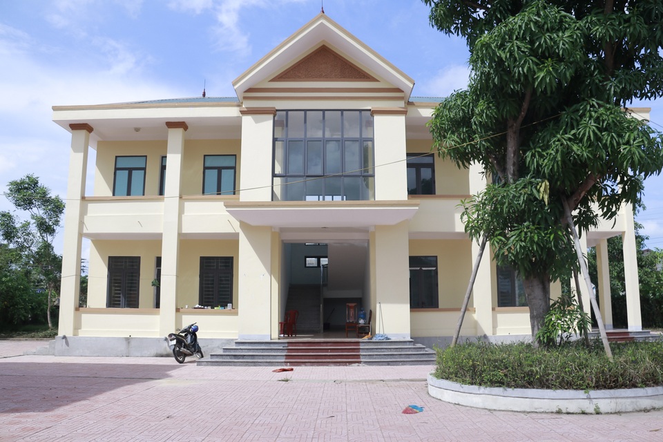 Hàng chục trụ sở khang trang bỏ hoang sau sáp nhập - 6 Hàng chục trụ sở khang trang bỏ hoang sau sáp nhập - 6