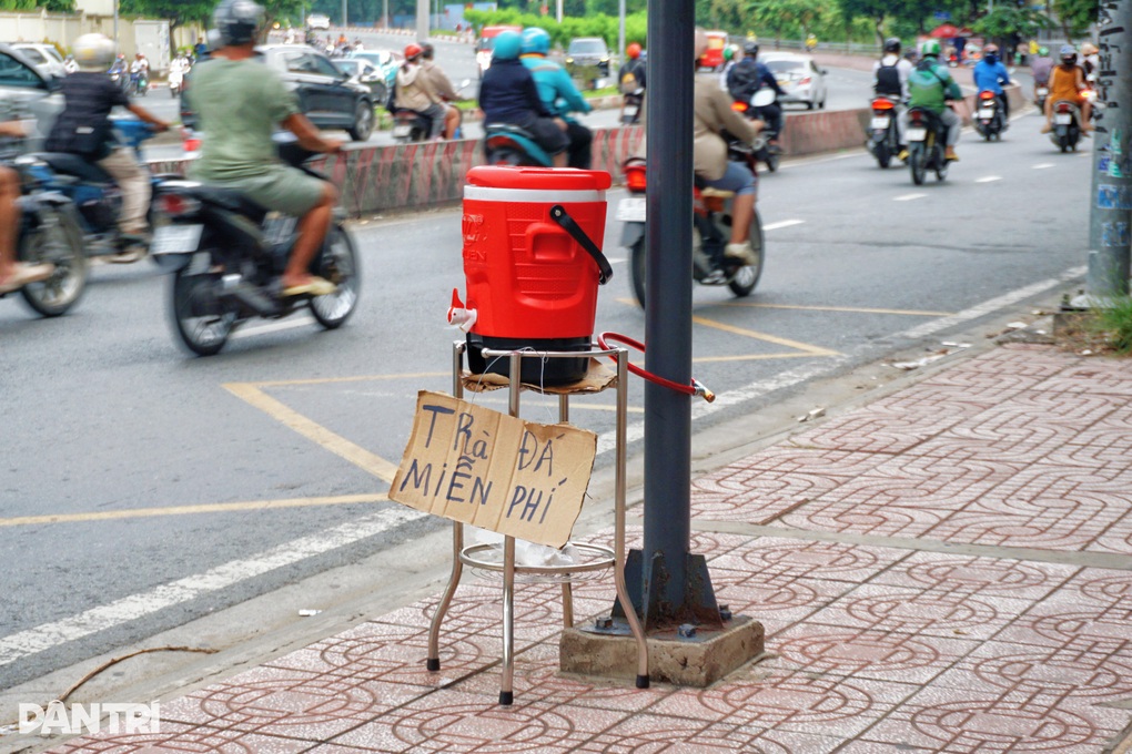 TPHCM: Quán cà phê đặt ghế chờ xe buýt, tặng trà đá cho người qua lại - 3 TPHCM: Quán cà phê đặt ghế chờ xe buýt, tặng trà đá cho người qua lại - 3