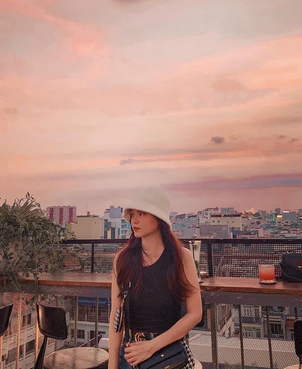 Bỏ túi loạt quán cà phê sân thượng ngắm hoàng hôn cực lãng mạn ở Sài Gòn - 11 Bỏ túi loạt quán cà phê sân thượng ngắm hoàng hôn cực lãng mạn ở Sài Gòn - 11