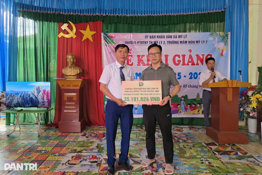 Báo Dân trí trao quà bạn đọc đợt 3 tới học sinh vùng lũ biên giới Nghệ An - 1