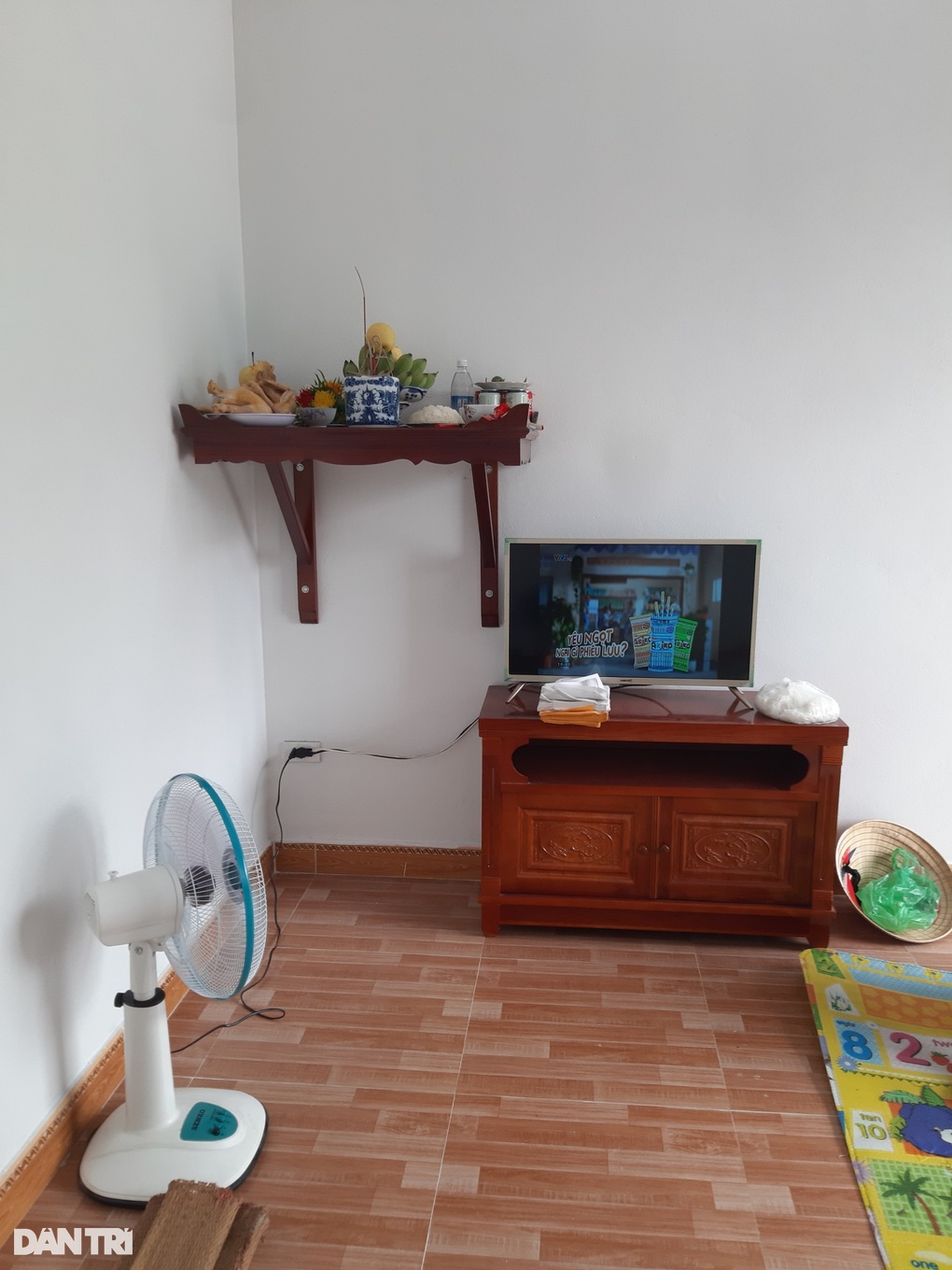 Cụ bà hỏng mắt sống đơn thân có nhà mới, không phải đi sơ tán khi bão về - 2 Cụ bà hỏng mắt sống đơn thân có nhà mới, không phải đi sơ tán khi bão về - 2