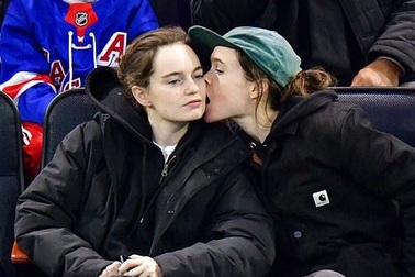 Nữ diễn viên phim Dị nhân tình tứ hôn vợ giữa đám đông