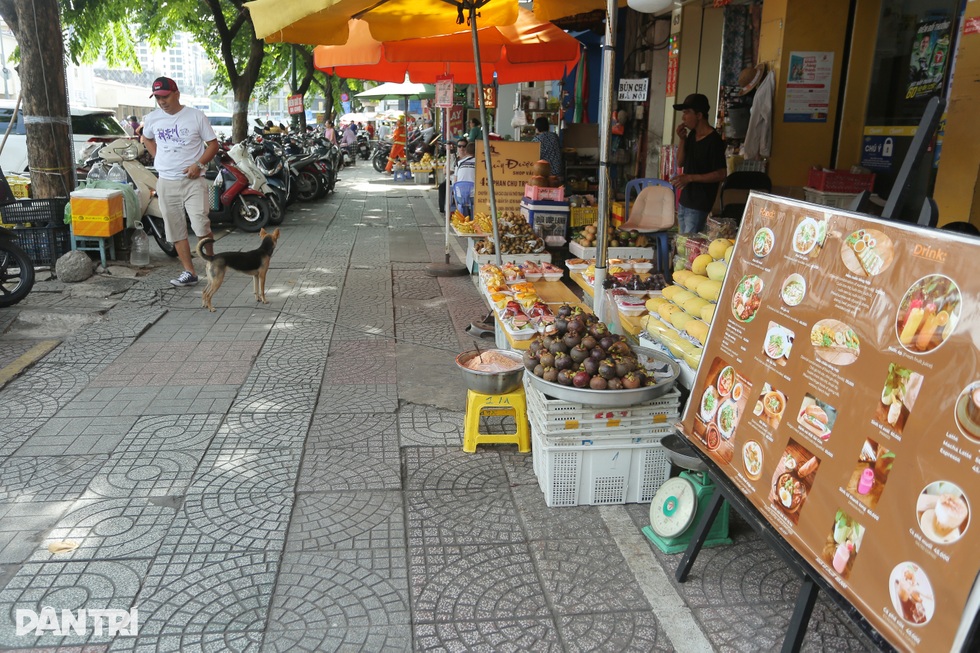 Người dân buôn bán khá hơn sau 5 tháng thuê vỉa hè ở trung tâm TPHCM - 2
