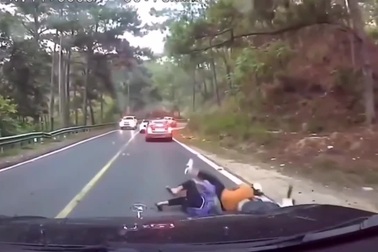 Vào cua không chuẩn, hai cô gái loạng choạng trượt ngã ngay trước mũi ô tô