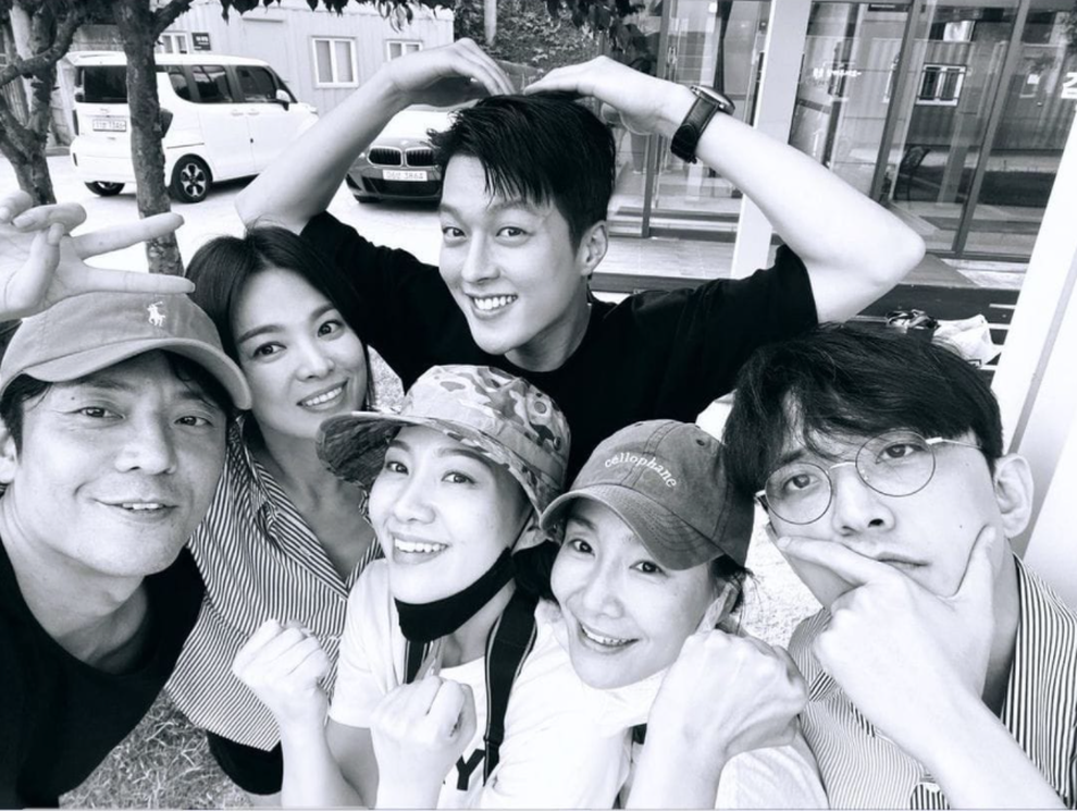 Phản ứng ngọt ngào giữa Song Hye Kyo và người tình màn ảnh kém 11 tuổi - 2 Phản ứng ngọt ngào giữa Song Hye Kyo và người tình màn ảnh kém 11 tuổi - 2