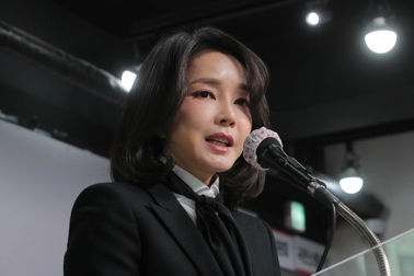 Vợ ứng viên tổng thống Hàn Quốc xin lỗi vì khai man hồ sơ xin việc