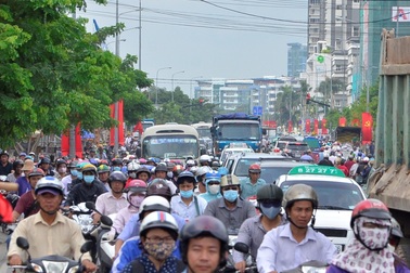 Cầu Kênh Tẻ kẹt cứng suốt 3 giờ vì một vụ tai nạn chết người