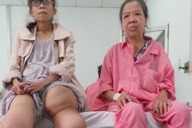 Mẹ con cô gái mang đôi chân khổng lồ cầu cứu