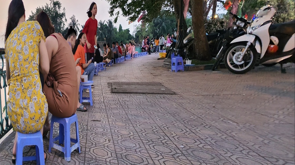Hết giãn cách, quán nước bờ hồ thu tiền triệu mỗi buổi chiều - 2 Hết giãn cách, quán nước bờ hồ thu tiền triệu mỗi buổi chiều - 2