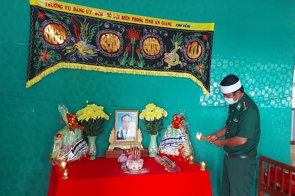 Đại úy biên phòng chịu tang cha ở chốt biên giới - 1 Đại úy biên phòng chịu tang cha ở chốt biên giới - 1